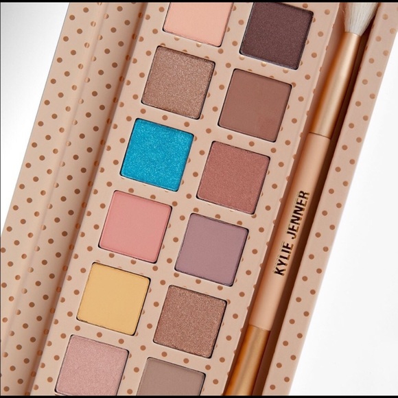 BNIB Kylie Jenner Take Me On Vacation Palette - Picture 2 of 3